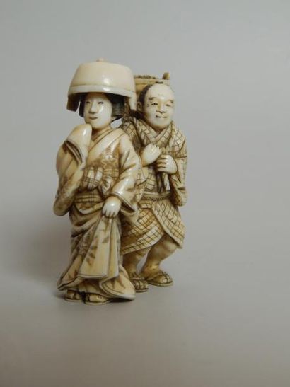 Ivoire sculpté représentant un couple de...
