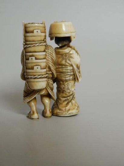 Ivoire sculpté représentant un couple de...