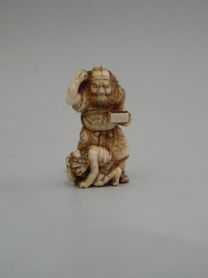 Netsuke en ivoire représentant un vieillard...