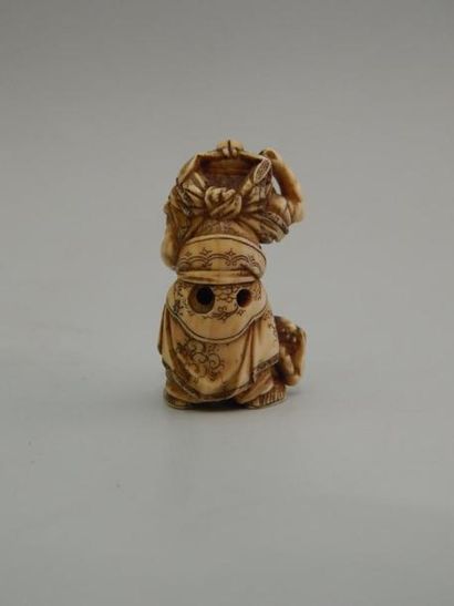 Netsuke en ivoire représentant un vieillard...