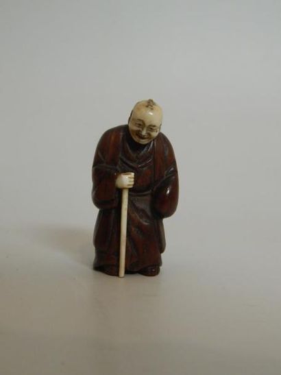 Netsuke en ivoire représentant un vieillard...