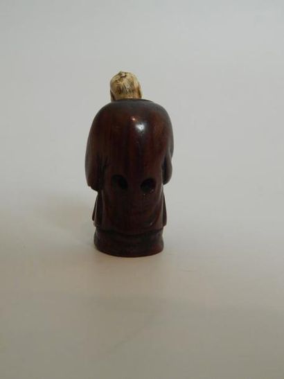 Netsuke en ivoire représentant un vieillard...