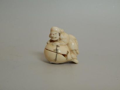 Netsuke en ivoire représentant un personnage...