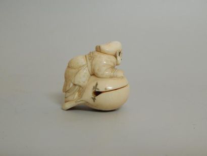 Netsuke en ivoire représentant un personnage...