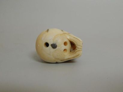 Netsuke en ivoire représentant un personnage...