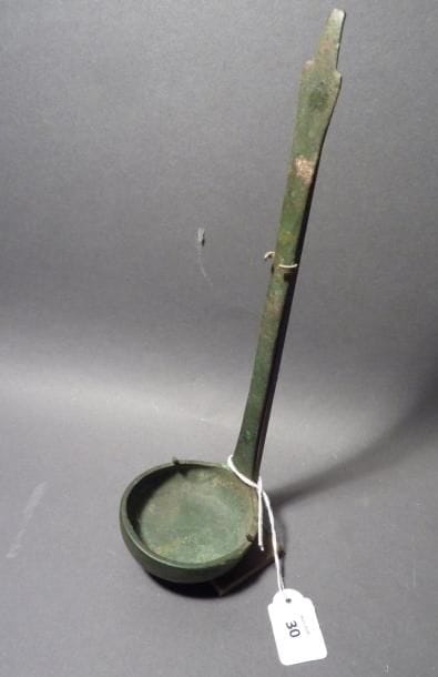 Simpulum à cuilleron en bronze. Epoque Romaine....