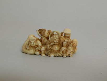 Netsuke en ivoire représentant les sept dieux...