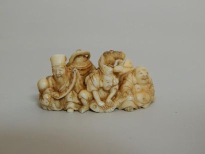 Netsuke en ivoire représentant les sept dieux...