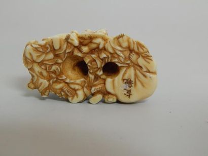 Netsuke en ivoire représentant les sept dieux...