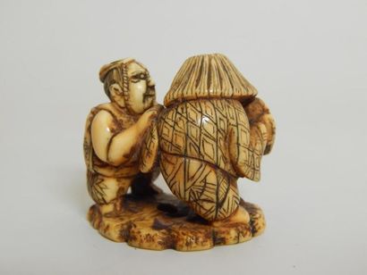 Ivoire sculpté représentant deux personnages...
