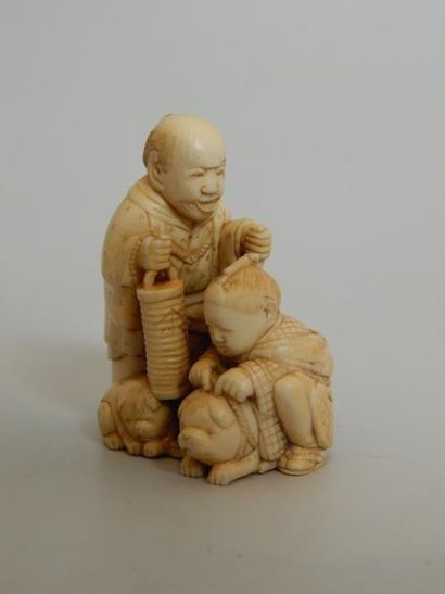 Ivoire sculpté représentant un homme accompagné...