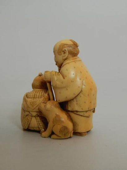 Ivoire sculpté représentant un homme accompagné...