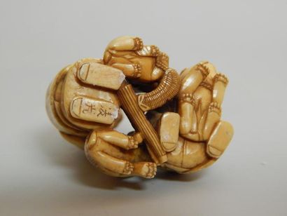 Ivoire sculpté représentant un homme accompagné...