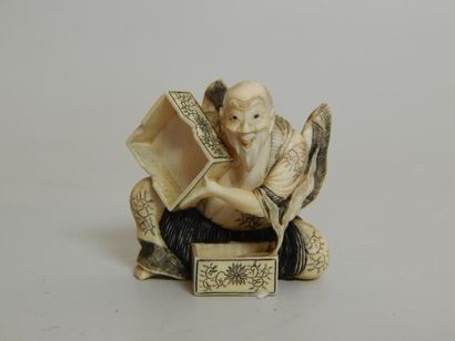 Netsuke en ivoire représentant un vieillard...