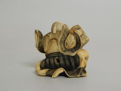 Netsuke en ivoire représentant un vieillard...