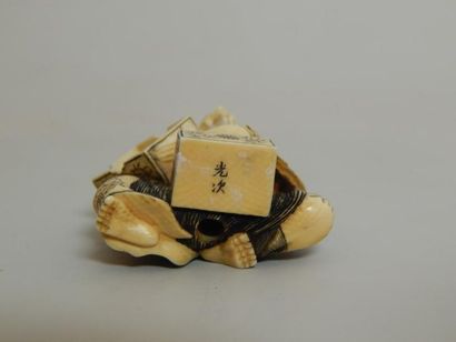 Netsuke en ivoire représentant un vieillard...