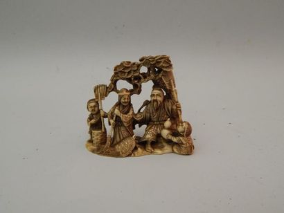 Netsuke en ivoire représentant un groupe...