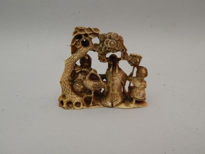 Netsuke en ivoire représentant un groupe...
