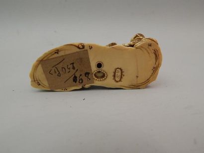 Netsuke en ivoire représentant un groupe...