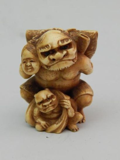 Netsuke en ivoire représentant deux Oni,...