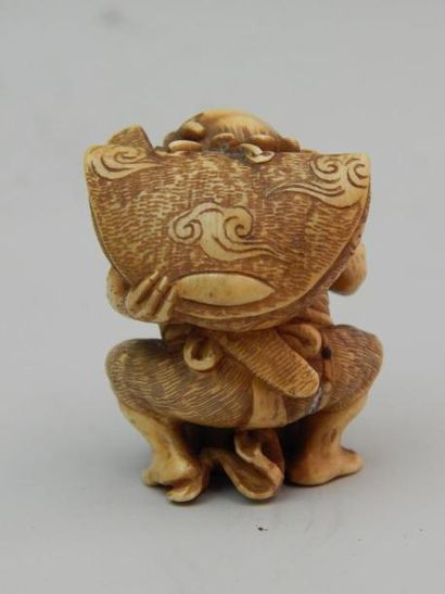 Netsuke en ivoire représentant deux Oni,...