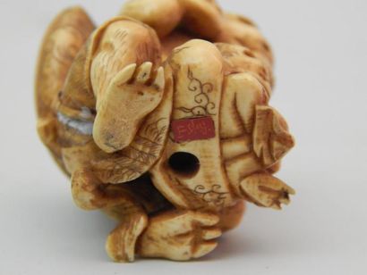 Netsuke en ivoire représentant deux Oni,...