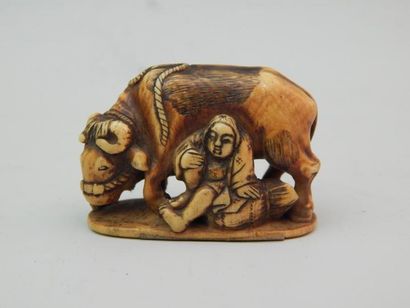 Ivoire sculpté représentant un buffle et...