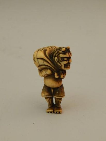 Netsuke en ivoire représentant un Oni. Époque...