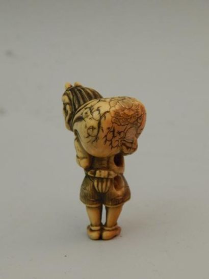 Netsuke en ivoire représentant un Oni. Époque...
