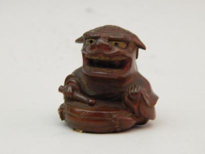 Netsuke en buis représentant un lion jouant...