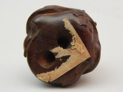 Netsuke en buis représentant un lion jouant...