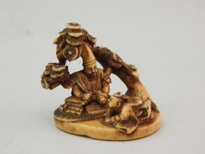 Netsuke en ivoire représentant un samouraï...