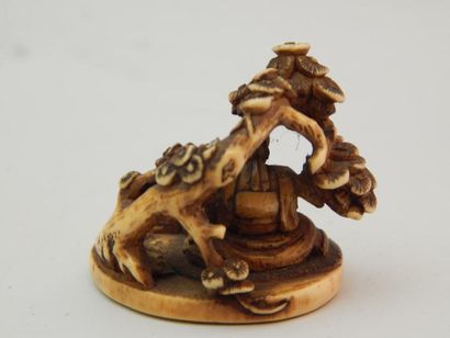 Netsuke en ivoire représentant un samouraï...