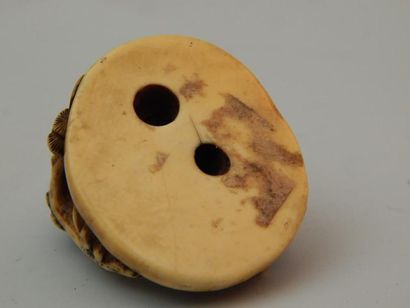 Netsuke en ivoire représentant un samouraï...