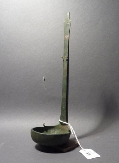 Simpulum à cuilleron en bronze. Epoque Romaine....