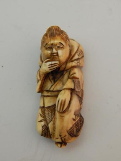 Netsuke en ivoire représentant un personnage...
