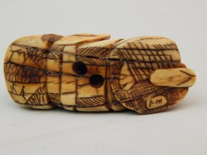 Netsuke en ivoire représentant un personnage...