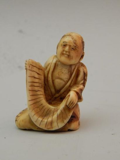 Netsuke en ivoire représentant un personnage...