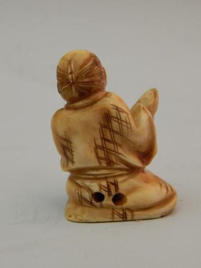 Netsuke en ivoire représentant un personnage...