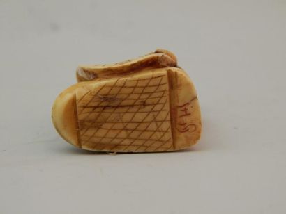 Netsuke en ivoire représentant un personnage...