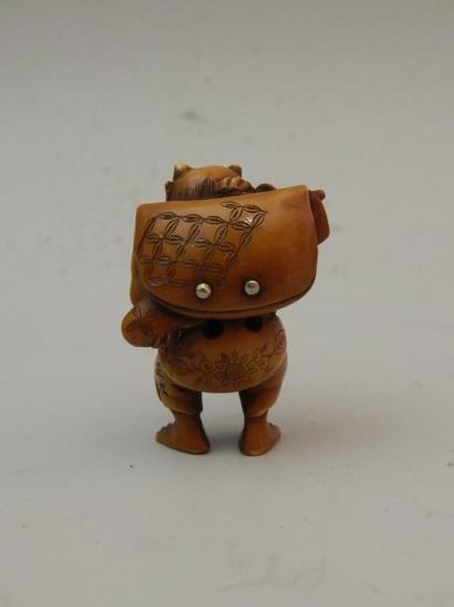 Netsuke en ivoire représentant un Oni portant...