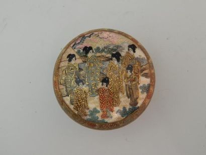 Boîte couverte en porcelaine de Satsuma à...