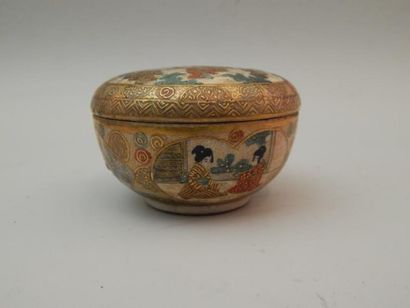 Boîte couverte en porcelaine de Satsuma à...