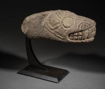 Tête de jaguar en basalte gris. Tête aux...