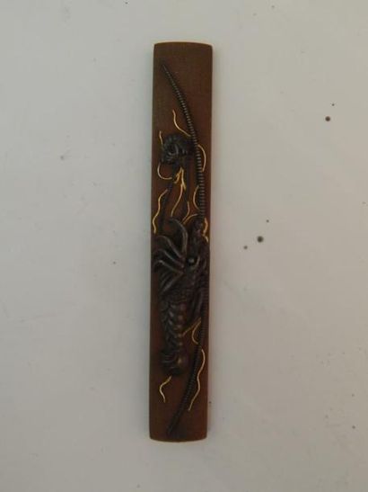 Manche de « Kozuka » décor d’une langouste....