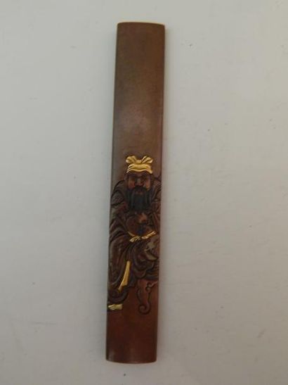 Manche de « Kozuka » à décor d’un dieu. Époque...