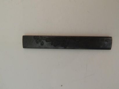 Manche de « Kozuka » à décor d’un dieu. Époque...