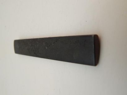 Manche de « Kozuka » à décor d’un dieu. Époque...