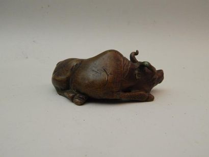 Taureau assis en bronze. Époque Meiji. L :...