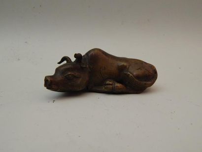 Taureau assis en bronze. Époque Meiji. L :...